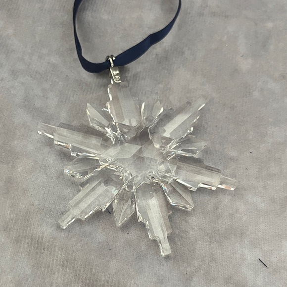 Swarovski Crystal Snowflake annual Christmas Ornament 2006 - Picture 3 of 7